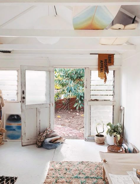 instagram worthy: @kawa_heart_studio. Surf Shack Style, Surf Shacks, Style Surf, California Bungalow, Beach Bungalow, Surf House, Surf Shack, Beach Shack, Beach Bungalows