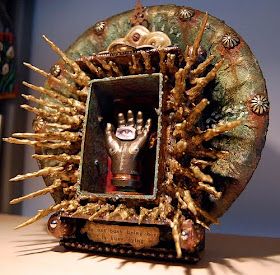 Assemblage Art Sculpture, Latin American Folk Art, Miniature Making, Describe Myself, Shrines Box, Shrines Art, Miniature Artist, Recycled Art Projects, Trash Art