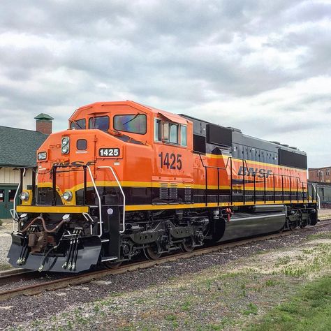 Chris on Instagram: “#bnsf1425 on display at the Galesburg, IL depot. 06-25-2018.  #bnsf #bnsf_railfanner #bnsfrailway #rsa_theyards #rla_theyards #jj_theyards…” Bnsf Trains, Go Transit, Bnsf Railway, Train Posters, Railroad Pictures, Burlington Northern, High Iron, Train Times, Railroad Photography