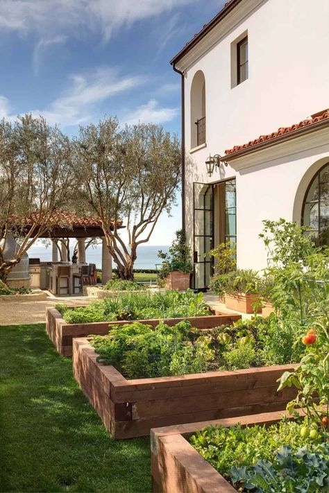 A beautiful Santa Barbara Spanish revival house on the Newport Coast Spanish Style Landscaping, Spanish Ranch House, Spanish Style Farmhouse, Spanish Revival Home Exterior, Spanish Revival House, Spanish Landscaping, Spanish Ranch Style Homes, Spanish House Exterior, Spanish Gardens