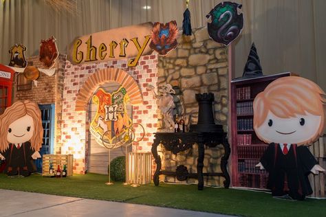 Cherry’s Harry Potter Themed Party – Stage setup Harry Potter Party Backdrop, Harry Potter Backdrop Party Ideas, Harry Potter Backdrop, Harry Potter Theme Birthday Party, Hardy Potter, Harry Potter Themed Party, Harry Potter Shower, Sleepover Snacks, Harry Potter Party Decorations