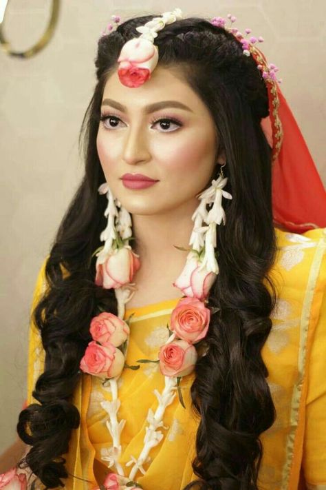 Gaye Holud Makeup, Holud Hairstyles, Hairstyles With Saree, Bridal Flower Jewellery, Haldi Decoration Ideas, Haldi Ceremony Decorations, Flower Jewellery For Haldi, Mehndi Hairstyles, Haldi Ceremony Outfit