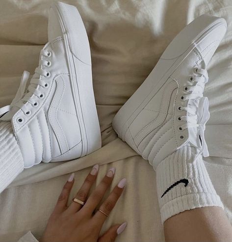 Nike White Socks, Vans Sk8 Hi Outfit, Vans Sk8 Hi White, Sk8 Hi Outfit, Robert Ortiz, White Vans Outfit, Estilo Vans, Outfit Vans, Vans Collection