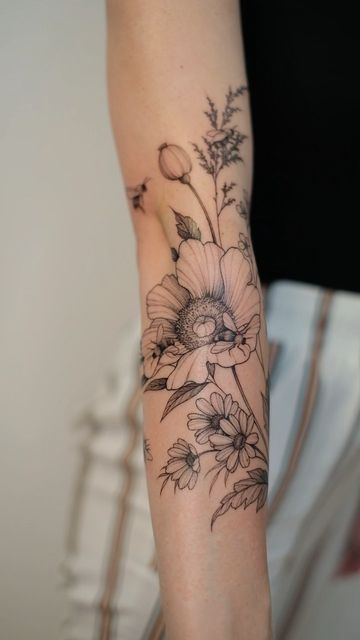 Natur Tattoo Arm, Quarter Sleeve Tattoos, Garden Tattoos, Capricorn Tattoo, Wildflower Tattoo, Poppies Tattoo, Tattoos For Women Half Sleeve, Upper Arm Tattoos, Flower Tattoo Arm