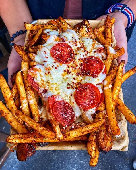 grubspot. on Instagram: “PIZZA FRIES🍟 from @frymadness #grubspot” Yummy Fries, Fast Food Drinks, Four A Pizza, Pizza Fries, Tumblr Food, Cheese Fries, A Pizza, Food Obsession, French Fries