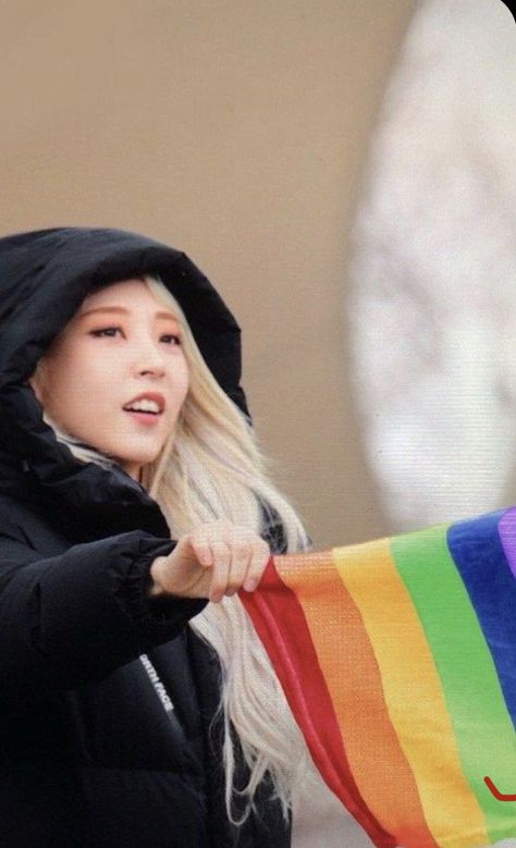 Mamamoo Wheein, Moon Byul, Mamamoo Moonbyul, Lgbt Flag, E Dawn, Kpop Funny, Girl Crush, Kpop Girl Groups, Kpop Memes