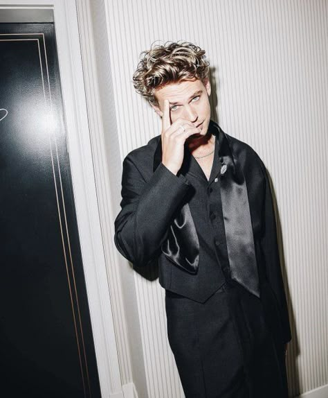 Shane Dawson Standing, Elvis Austin Butler, Austin Elvis, Austin Butler Elvis, Austin Butler, Prada Men, Cute Celebrities, Celeb Crushes, Elvis Presley