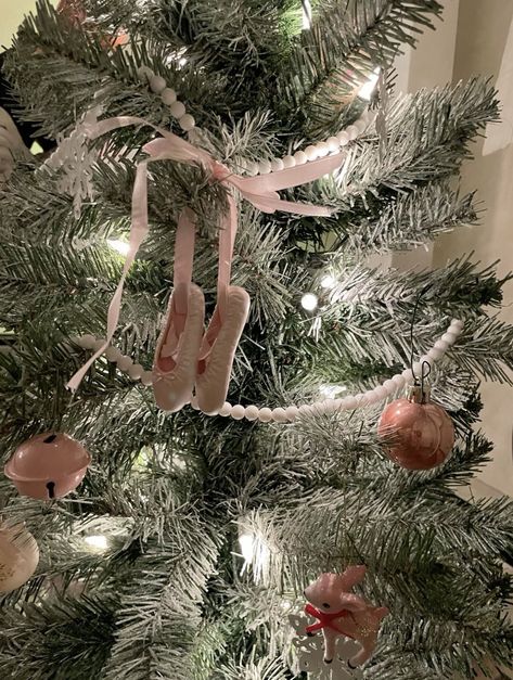 Aesthetic Mini Christmas Tree, Pink And White Christmas Aesthetic, Pink And Brown Christmas, Pink Christmas Tree Aesthetic, Laufey Christmas, Cute Christmas Aesthetic, Pink Christmas Aesthetic, Christmas Pastel, Girly Christmas