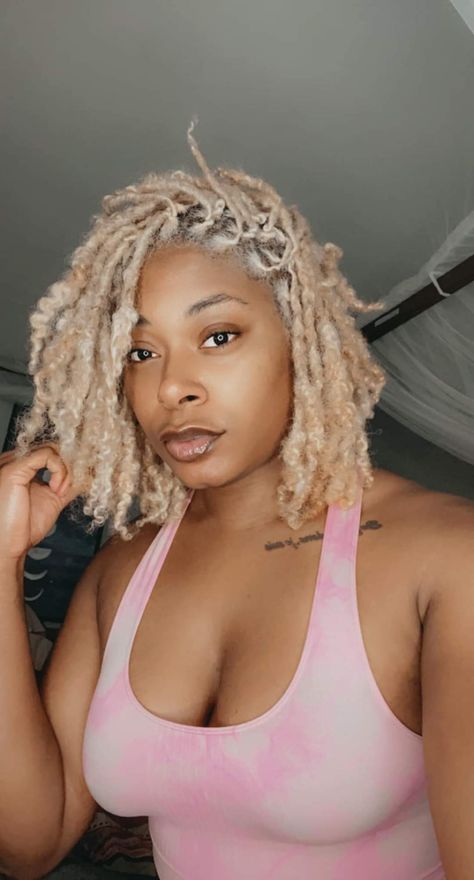 Locs On Top Shaved Sides, Blonde Tip Locs Black Women, Ash Blonde Dreads Black Women, Platinum Blonde Sisterlocks, Platinum Blonde Hair Locs, Platinum Blonde Dreads Black Women, Blonde Starter Locs Black Women, Ash Brown Locs, Blond Dreads Black Women