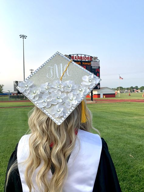 Monmouth University Graduation Cap, Graduation Cap Designs Simple Flowers, Tcnj Grad Cap, White Grad Cap Decoration, Hat Graduation Decoration, Custom Cap And Gown, Graduation Cap Designs With Pearls, Simple Cap Designs, Bachelor Cap Decoration