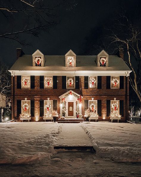 Home Alone Movie, Georgian Style Homes, Home Alone Christmas, Christmas Lights Outside, Christmas House Lights, House Lights, Glass Shower Enclosures, Red Brick House, Days Until Christmas