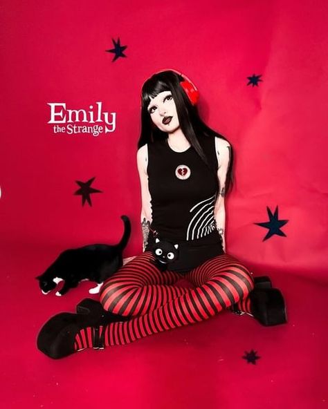 Emily Strange Cosplay, Emily The Strange Halloween Costume, Halloween Costume Photoshoot Ideas, Emily The Strange Cosplay, Alternative Halloween Costume Ideas, Strange Halloween Costumes, Low Effort Halloween Costume Women, Emily The Strange Costume, Emily The Strange Cats