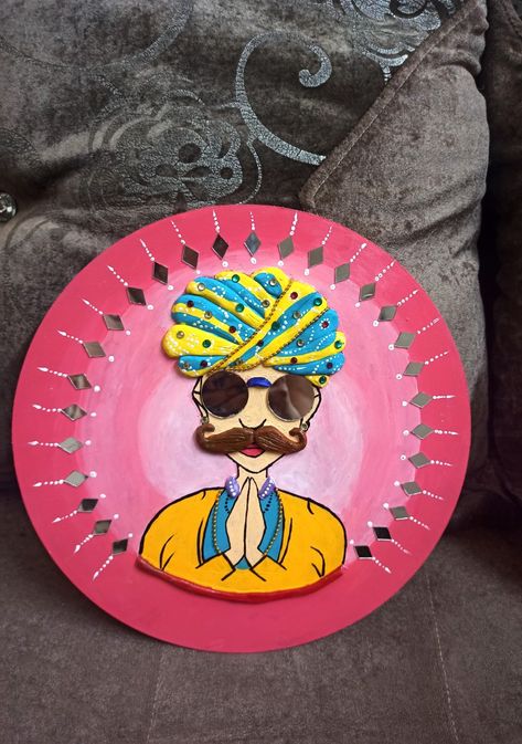 Circle Cardboard Painting, Padharo Sa Art Drawing, Padharo Sa Wall Art, Lippan Art Fridge Magnet, Padharo Sa Art, Rajasthani Art Design, Chhab Decoration, Lippon Art, Ganesh Decoration