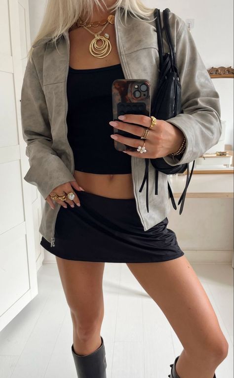 @scandivv gold girl Scandinavian amsterdam new york aesthetic outfit clean girl jewlery Chic Coffee Shop, Nyc Aesthetic Outfit, Night Out Outfit Bar, Classy Date Night Outfit, Classy Going Out Outfits, The Dream Life, Outfit Bar, Early 20s, Best City