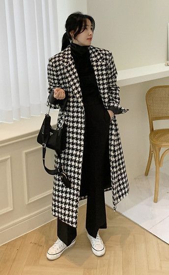 Houndstooth Trench Coat Outfit, Houndstooth Pattern Outfit, Houndstooth Coat Outfit Street Style, Dogtooth Coat Outfit, Houndstooth Aesthetic, Black And White Coat Outfit, Houndstooth Clothes, Checkered Coat Outfit, Houndstooth Coat Outfit