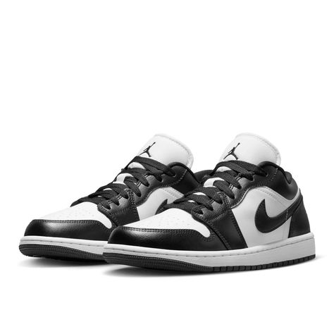 👟 Model Name: Air Jordan 1 Low "Panda" 📏 Sizes: EU 44.5 🌟 New Price: €96 💥 Old Price: €140 👉 https://bit.ly/3UBpxSC #sneakers #sale #kicks #shoesaddict #snkrs #fashion #streetwear #sneakeraddict #solebox Nike Tenis, Nike Jordan 1 Low, Reverse Mocha, Jordan 1 Low White, Nike X Travis Scott, Converse Run, Nike Air Jordan 1 Low, Womens Air Jordans, Jordan 2