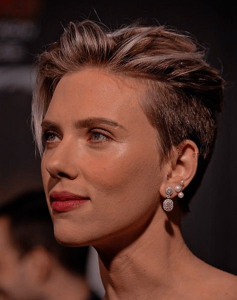 Pixie Haircut Scarlett Johanson, Scarlet Johanson Short Haircut, Scarlett Johansson Short Hair, Dream Hairstyles, Scarlet Johanson, Women Pixie Cut, Longer Pixie Haircut, Icy Blonde Hair, Chica Cool