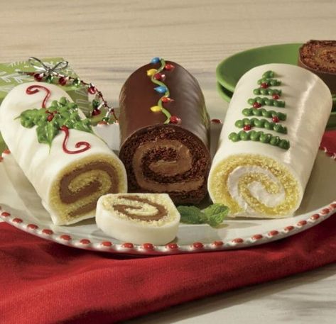 Christmas Cake Roll, Rolled Cakes, Homemade Chocolate Buttercream Frosting, Christmas Fare, Yule Log Cake Recipe, Christmas Catering, Yule Log Recipe, Yule Logs, Chocolate Yule Log