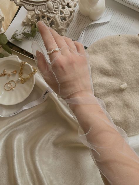 Aesthetic Gloves, Gloves Aesthetic, Elegant Gloves, Gloves Fashion, Bridal Gloves, Old Money Style, Beige Aesthetic, Old Money Aesthetic, White Aesthetic