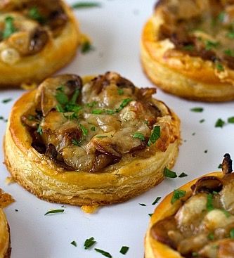 Mushroom Gruyere, Vegetarian Thanksgiving Recipes, Carmelized Onions, Caramelized Onion, Puff Pastry Recipes, Buffalo Wings, Snacks Für Party, Perfect Appetizers, Delicious Vegetarian