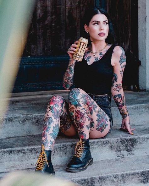 Combat Boot Outfits, White Shorts Outfit, Tattoed Women, Tattooed Women, Mod Girl, Tattoed Girls, Best Pose For Photoshoot, Inked Babes, Dark Fashion