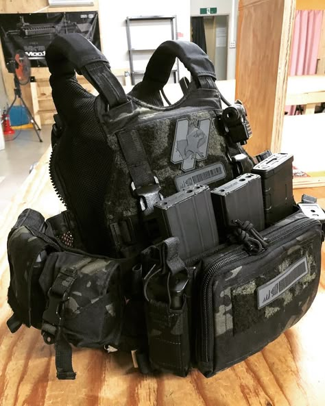 Black Powder Red Earth on Instagram: “Master grade #blackpowderredearth #multicamblack Super Street Gunfighter Turbo kit by @mrgenchang #chaosanddiscontent #murderisthenewblack…” Black Powder Red Earth, Plate Carrier Setup, Military Shop, Military Robot, Tactical Pouches, Tactical Wear, Tactical Helmet, Red Earth, Military Gear Tactical