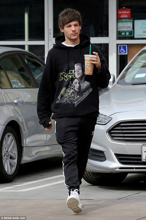 Refreshment break: Louis Tomlinson grabbed a coffee in Los Angeles on Thursday, weeks after split from Danielle Campbell Louis Tomlinson 2015, Louis Tomlinson Outfits, Waterloo Road, One Direction Outfit, Danielle Campbell, One Direction Photos, Normal Guys, Louis And Harry, Adopting A Child