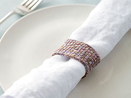 Elegant Knit Napkin Rings -  Easy Free Knitting Pattern Free Knitting Patterns For Beginners, Modern Napkin Rings, Knitting Patterns For Beginners, Elegant Napkin Rings, Chunky Crochet Scarf, Napkin Rings Diy, Fall Napkins, Large Knitting, Ring Pattern