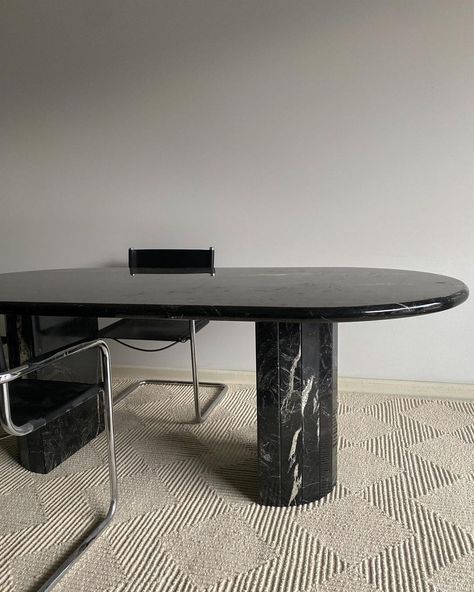 Black Stone Dining Table, Black Marble Table Dining, Oval Marble Dining Table, Marble Dinning Table, Black Marble Dining Table, Dubai Apartment, Oval Table Top, Marble Dining Room, Black Marble Table