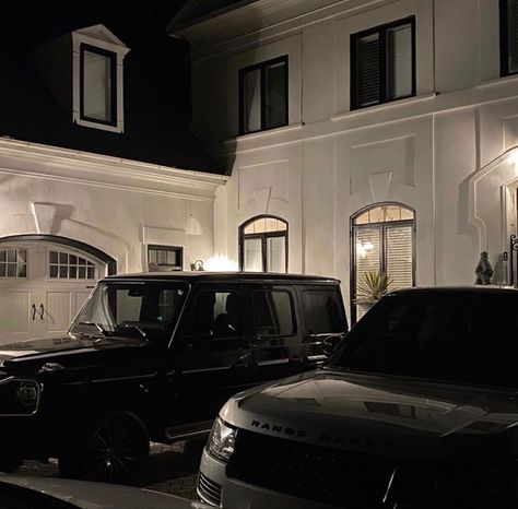 Luxury Cars Suburban Car Aesthetic, Rich Suburban Aesthetic, Black Range Rover Aesthetic, Black Cars Luxury, Aesthetic Range Rover, All Black Range Rover, Range Rover Aesthetic, Suburban Aesthetic, Black Range Rover