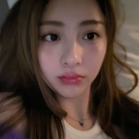 Yunjin Yunjin Lesserafim Brown Hair, Yunjin Brown Hair Color, Huh Yunjin Brown Hair, Yunjin Brown Hair, Yunjin Selfie, Aju Nice, Yunjin Kim, Dog Filter, Huh Yunjin