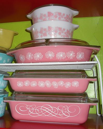 Pink Pyrex for Valentine's Day Pyrex Gooseberry, Gooseberry Pyrex, Vintage Pyrex Dishes, Pyrex Dishes, Pink Pyrex, Pink Dishes, Pyrex Collection, Vintage Dishware, Future Kitchen