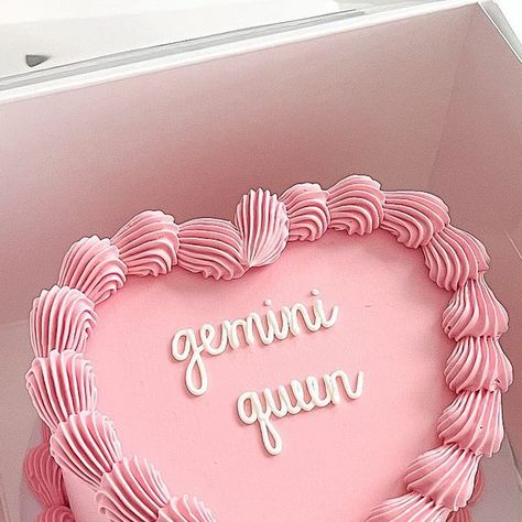 Pink Gemini Cake, Gemini Birthday Party Theme, Gemini Birthday Cake Ideas, Gemini Birthday Cakes, Gemini Bday Cake, Gemini Cake Aesthetic, 25 Cake Ideas, Gemini Season Cake, Gemini Cake Birthday