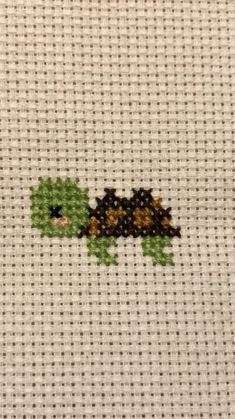 Small Animal Cross Stitch, Small Dinosaur Cross Stitch Pattern, Simple Dinosaur Cross Stitch, Diy Gift Wrapping Tutorial, Small Frog Cross Stitch Pattern, Cross Stitch Patterns Keychain Duck, Cross Stitch Projects Ideas, Cross Stitch Beginner, Easy Pixel Art