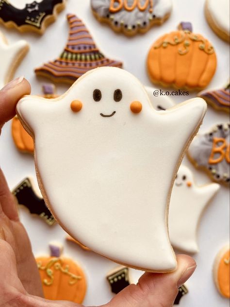 Ghost Cutout Cookies, Ghost Decorated Sugar Cookies, Decorated Ghost Cookies, Halloween Ghost Cookies Decorated, Decorated Halloween Cookies Royal Icing, Ghost Decorated Cookies, Ghost Royal Icing Cookies, Ghost Sugar Cookies Decorated, Ghost Cookies Royal Icing