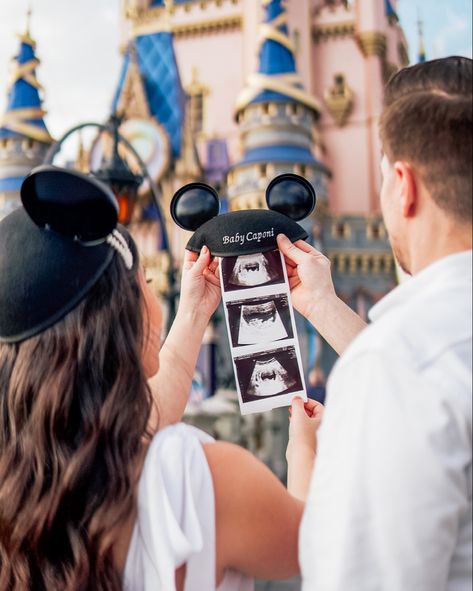 Disney Gender Announcement, Disney Pregnant Announcement, Disney Birth Announcement, Disney Balloon Gender Reveal, Maternity Outfit Disney, Disneyland Pregnant, Disney World Maternity Photoshoot, Disney World Gender Reveal Ideas, Disney Maternity Photos