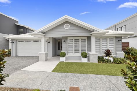 Hamptons Bungalow Exterior, Modern Hamptons Exterior Australia, Australian Hamptons Style Exterior, Coastal Hamptons Exterior, Hampton Facade Single Story, Hampton Style Facade, Hamptons Exterior Australia, Hampton Homes Exterior, Modern Hamptons Exterior