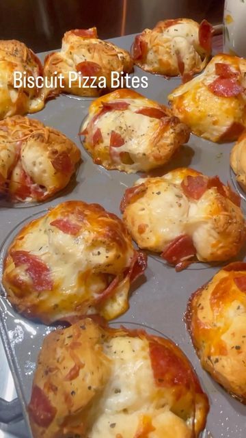 Biscuit Pizza, Artisan Bread Recipes, Pizza Bites, Pizza Recipes Homemade, Tailgate Food, Cobbler Recipes, Homemade Snacks, Easy Dishes, Party Food Appetizers