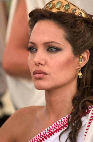 Angelina Jolie portrayed Queen Olympias in Oliver Stone's 2004 biopic Alexander Angelina Jolie Alexander, Greek Makeup, Angelina Jolie Face, Angelina Jolie Lips, Alexander 2004, Angelina Jolie 90s, Angelina Jolie Makeup, Angelina Jolie Style, Movie Makeup