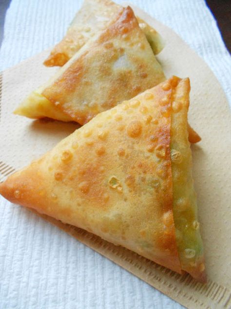 Culinary Couture: Potato Samosas Curry Puffs, Savoury Snacks, Samosa Recipe, Meal Prep Plans, Baking Blog, Indian Snacks, Samosa, Indian Dishes, African Food