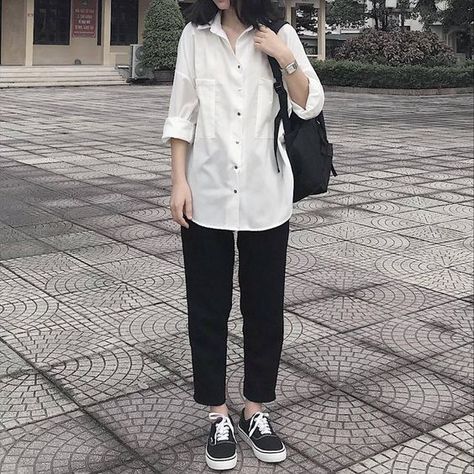 Simple Girl Outfits, Clothes School, Minimalist Fashion Women, Hijab Style Casual, 90s Fashion Outfits, Minimal Outfit, Androgynous Fashion, Ulzzang Fashion, Casual Work Outfits