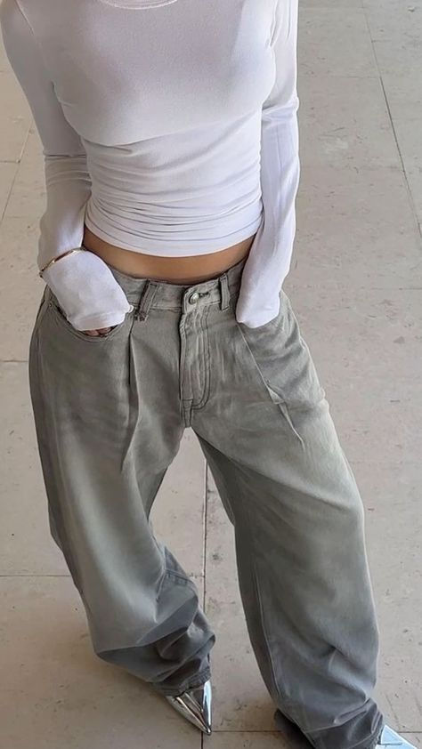 Baggy Jean Pointed Heel, Pointed Heels Baggy Jeans, Baggy Jeans Pointed Heels Outfit, Outfits With Grey Baggy Jeans, Pointed Heels Outfit Jeans, White Long Sleeve Aesthetic, White Pointed Heels Outfit, Baggy Chic Style, Pointed Heels With Jeans