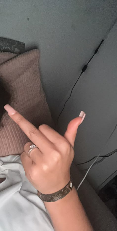 Two Fingers Pose, 3 Fingers Up Selfie, Middle Finger Snap, Fake Snap Pics, Photo String, B Letter Images, Instagram Food Pictures, Hand Snap, Fake Snapchat