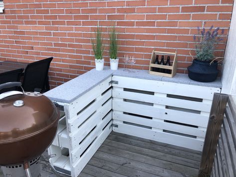 Pallet Projects Garden, Diy Outdoor Bar, Back Deck Decorating, Small Deck Decorating Ideas, Deck Decorating Ideas, Outdoor Furniture Plans, Deck Decorating Ideas On A Budget, Decorating Ideas On A Budget, Backyard Diy Projects