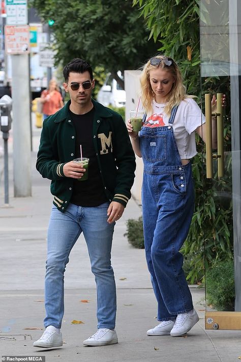 Sophie Turner And Joe Jonas, Breakfast Photo, Overalls Fashion, Nice Fashion, Joe Jonas, Sophie Turner, After Pregnancy, Denim Overalls, Denim Jumpsuit