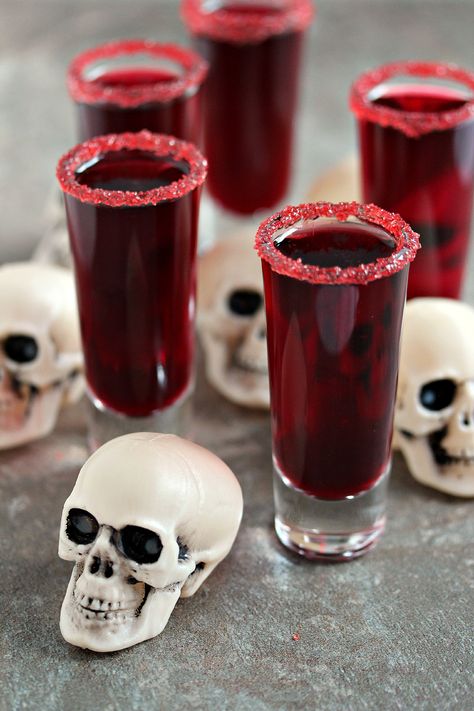 Walker Blood Sangria for Dead Eats: Recipes Inspired by The Walking Dead- Just because the world is ending and there's walkers everywhere that's no excuse not to entertain in style. Lock the doors, turn out the lights and sip this Walker Blood Sangria. A little wine, a little pomegranate juice and you've got a party. Snack Halloween, Red Wine Recipe, Recetas Halloween, Fest Temaer, Halloween Fest, Halloween Party Dinner, Halloween House Party, Themed Drinks, Adult Halloween Party