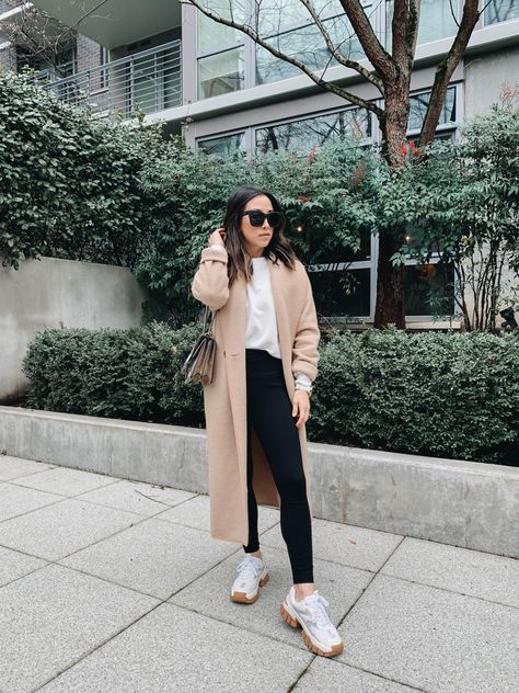 45 Outfit Ideas with Sneakers - Crystalin Marie Outfit Ideas With Sneakers, Athleisure Street Style, Fashion Inspo Casual, Crystalin Marie, Neutral Wardrobe, Athleisure Jacket, Athleisure Brands, Ny Outfits, Cute Outfits With Leggings