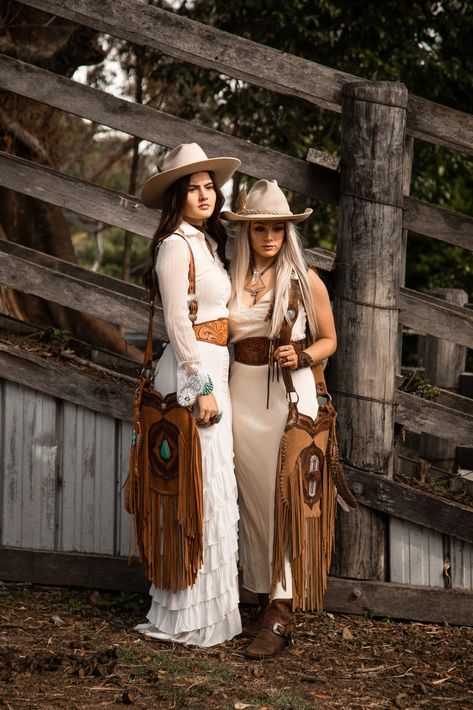 California Ootd, Wild West Outfits, Traje Cowgirl, Mode Country, Byron Beach, Wild Outfits, Cowgirl Style Outfits, Romantic Fashion, Cowgirl Dresses