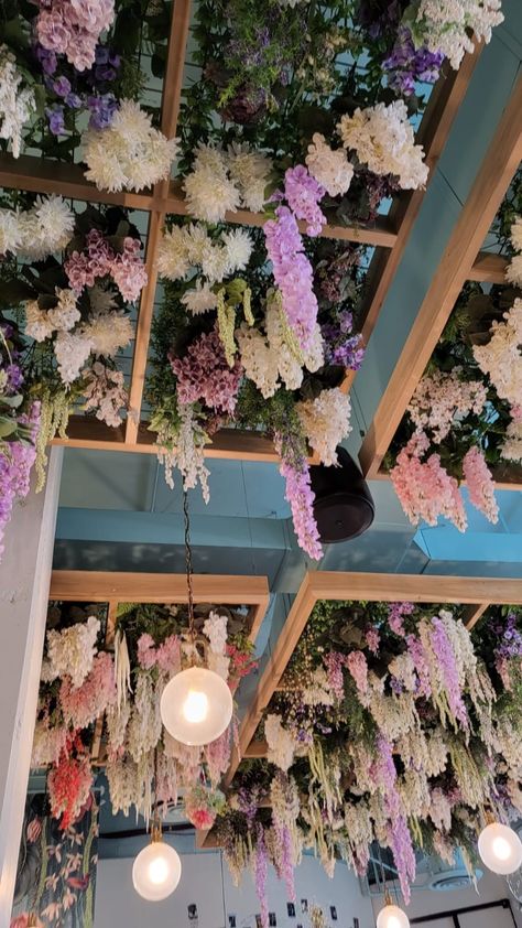 Floral Ceiling Decor, Florist Shop Interior, Floral Ceiling, Shoe Store Design, Restaurant Design Inspiration, Flower Cafe, Flower Ceiling, Flower Shop Design, Bakery Design Interior