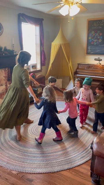 Waldorf Circle Time, Waldorf Playroom, Teacher Lifestyle, Movement Songs, Waldorf Baby, Montessori Teacher, Creative Movement, Teacher Aesthetic, Nature School